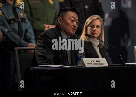 HSI St. Paul spezielles Mittel verantwortlich und Super Bowl Bundesregierung Koordinator Alex Khu beantwortet Fragen am NFL Öffentliche Sicherheit Pressekonferenz. Stockfoto