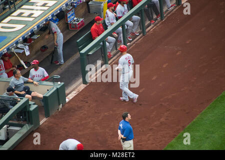 Albert Pujols vom Los Angeles Engel kehrt zum dugout nach seinem Turn at bat gegen die Seattle Mariners. Stockfoto