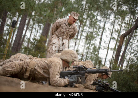 Staff Sgt. Michel Garcia ist derzeit als ein drill instructor mit Lima Company, 3 Recruit Training Bataillon, bei Marine Corps Recruit Depot Parris Island, S.C. Garcia wurde ein drill instructor im April 2017. "Da ich Boot Camp im April 2008 graduierte, ich wollte schon immer mal wieder zu kommen, um zu helfen, die nächste Generation von Führungskräften zu machen", sagte Garcia, eine 31-jährige gebürtige von Newport News, Virginia." Die lohnendste Teil ist zu sehen, dass Ergebnis der Marine, zu sehen, wie Sie aussehen und wie Sie handeln, und hören die Kommentare und Komplimente von ihren Eltern auf die Transformation ihrer Kinder Stockfoto