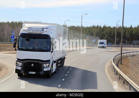 LIETO, FINNLAND - April 5, 2014: Neue Renault T Lkw auf eine Probefahrt. Renault Trucks präsentiert ihre neue Reihe T für Langstrecken bei Volvo Trucks und Stockfoto