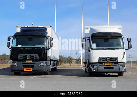 LIETO, Finnland - 5 April, 2014: Zwei Renault D Lkw für den regionalen Verkehr. Renault Trucks präsentiert ihre neue Produktpalette bei Volvo Trucks und Renault Stockfoto