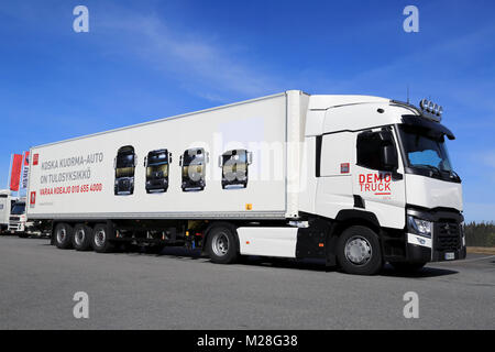 LIETO, Finnland - 5 April, 2014: Renault Trucks präsentiert die neue Renault T 460 für Langstrecken als Teil ihrer neuen T-Programm bei Volvo Trucks und Renault Tr Stockfoto