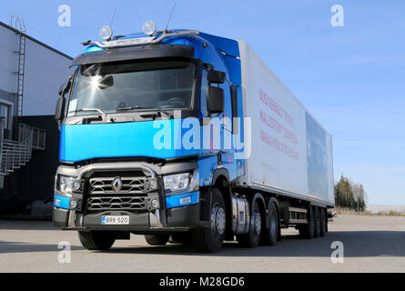 LIETO, Finnland - 5 April, 2014: Renault Trucks präsentiert die neue Renault T 460 für Langstrecken als Teil ihrer neuen T-Programm bei Volvo Trucks und Renault Tr Stockfoto