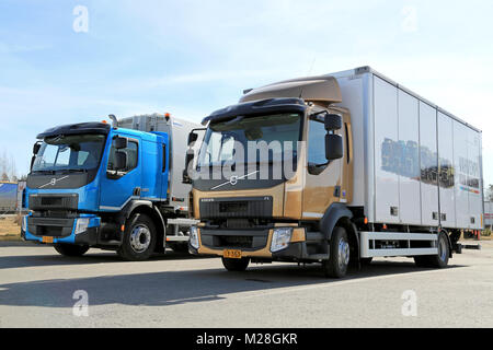 LIETO, Finnland - 5 April, 2014: Volvo Trucks stellt neue FE und FL 512 Lkw als Teil ihrer neuen Reihe bei Volvo Trucks und Renault Trucks Roadshow. Stockfoto