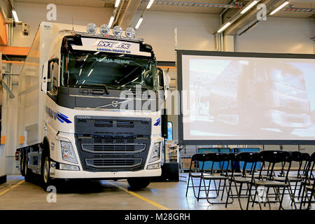 LIETO, Finnland - 5 April, 2014: Volvo Trucks präsentiert ihre neue Serie FH als Teil ihrer neuen Serie bei Volvo Trucks und Renault Trucks Roadshow. Stockfoto