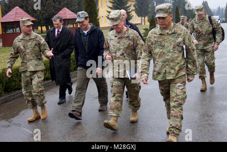 Yavoriv, Ukraine - Mark T. Esper, der Außenminister der Vereinigten Staaten die Armee geht mit Generalleutnant Christoper Cavoli, die US-Armee Europa Commander, Brig. Gen. Tony Aguto, Kommandant der 7. Armee den Befehl, und Oberst Dennis Deeley, der 27 Infantry Brigade Combat Team (Vorwärts) Commander, bei einem Besuch der Yavoriv Combat Training Center hier Feb 2. Derzeit mehr als 220 Soldaten aus 27 der New Yorker Infantry Brigade Combat Team sind in der Ukraine, wo Sie arbeiten Hand-in-Hand mit der ukrainischen Armee, wie Sie zu Ihrem Ziel der NATO Streben Stockfoto