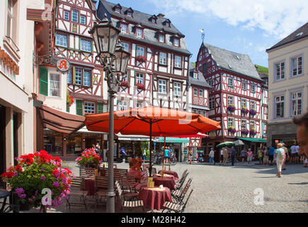 Street Cafe am Marktplatz, Fachwerkhäuser in der historischen Altstadt von Bernkastel-Kues, Mosel, Rheinland-Pfalz, Deutschland, Europa Stockfoto