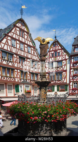 Das historische Zentrum mit Springbrunnen, Fachwerkhäuser am Marktplatz, Altstadt von Bernkastel-Kues, Mosel, Rheinland-Pfalz, Deutschland, Europa Stockfoto