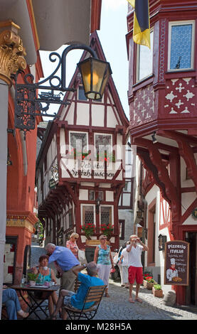 'S Wine Bar pitzhaeuschen" gebaut 1416, historisches Fachwerkhaus in der Altstadt von Bernkastel-Kues, Mosel, Rheinland-Pfalz, Deutschland, Europa Stockfoto