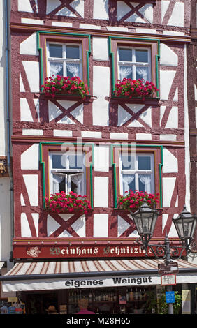 Fassaden mit Blumen in der Altstadt von Bernkastel-Kues, Mosel, Rheinland-Pfalz, Deutschland, Europa Stockfoto