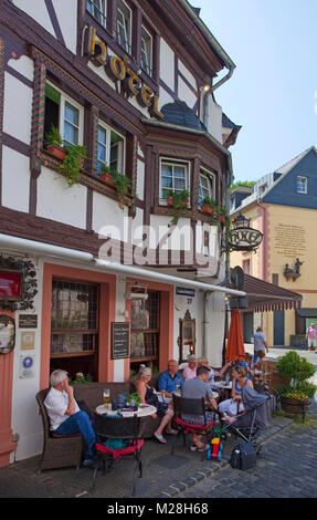 Außerhalb der Gastronomie im Fachwerkhäuser, historische Altstadt von Bernkastel-Kues, Mosel, Rheinland-Pfalz, Deutschland, Europa Stockfoto