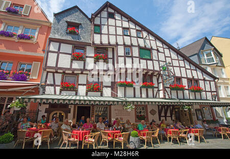 Außerhalb der Gastronomie im Fachwerkhäuser, historische Altstadt von Bernkastel-Kues, Mosel, Rheinland-Pfalz, Deutschland, Europa Stockfoto