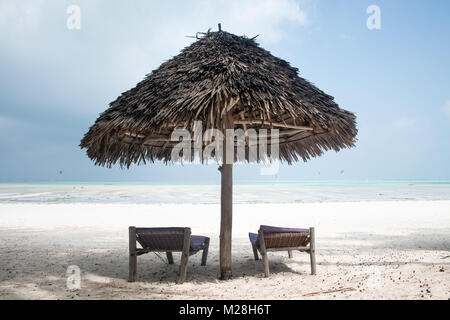 Strohgedeckten Sonnenschirm am Strand von Nungwi, Sansibar, Tansania Stockfoto