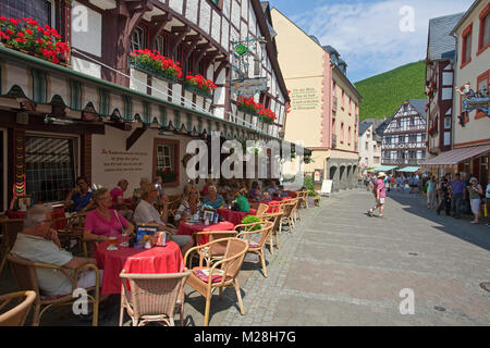 Street Cafe, außerhalb der Gastronomie in einer Gasse der Weinort Bernkastel-Kues, Mosel, Rheinland-Pfalz, Deutschland, Europa Stockfoto