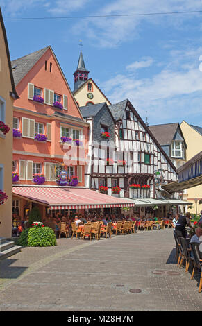 Außerhalb der Gastronomie im Fachwerkhäuser, historische Altstadt von Bernkastel-Kues, Mosel, Rheinland-Pfalz, Deutschland, Europa Stockfoto