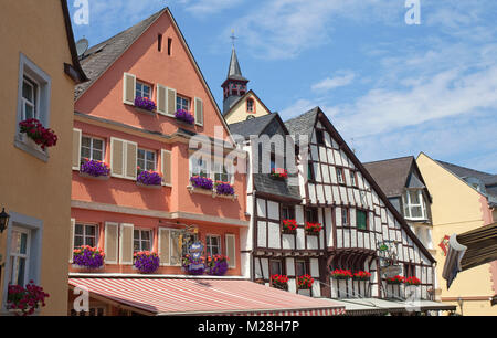 Fassaden mit Blumen in der Altstadt von Bernkastel-Kues, Mosel, Rheinland-Pfalz, Deutschland, Europa Stockfoto