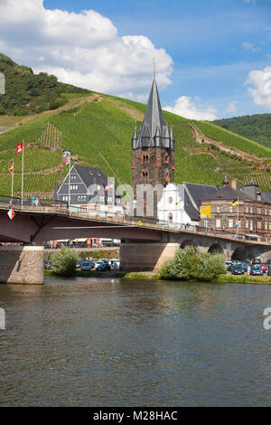 Mosel Brücke und St. Michael Kirche in der Altstadt von Bernkastel-Kues, Mosel, Rheinland-Pfalz, Deutschland, Europa Stockfoto