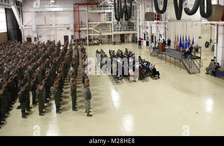 Mitglieder des 179Th Airlift Wing Raffung an der Annahme des Befehls Zeremonie an der 179th Airlift Wing am 3. Februar in Mansfield, Ohio 2018. Oberst Allison Miller ist der erste weibliche Anführer einer Ohio Air National Guard. (U.S. Air Force Stockfoto