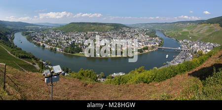 Moselschleife bei Bernkastel-Kues, Landkreis Bernkastel-Wittlich, Mosel, Mittelmosel, Rheinland-Pfalz, Deutschland, Europa | Mosel Kurve an Bernkast Stockfoto