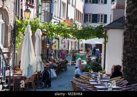 Außerhalb der Gastronomie in einer Gasse von Bernkastel-Kues, Mosel, Rheinland-Pfalz, Deutschland, Europa Stockfoto