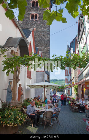 Außerhalb der Gastronomie in einer Gasse von Bernkastel-Kues, Mosel, Rheinland-Pfalz, Deutschland, Europa Stockfoto