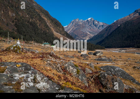 Berg Landschaftsblick auf Lachung, klare Wetter blauen Himmel Tag Zeit, Sikkim, Indien Stockfoto
