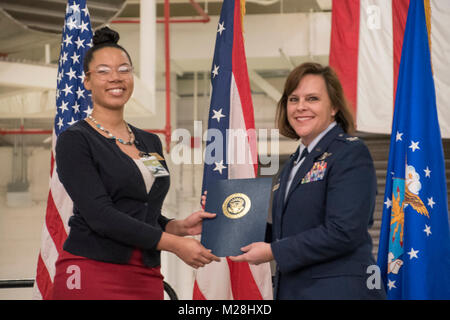 Frau Leah Jones, ein Vertreter aus dem Büro der US-Senator Sherrod Brown, präsentiert einen Brief an Oberst Allison Miller bei der Annahme des Befehls Ceromony, Feb 3, 2018, an der 179th Airlift Wing, Mansfield, Ohio. Kol. Miller ist der erste weibliche Anführer einer Ohio Air National Guard. (U.S. Air National Guard Stockfoto