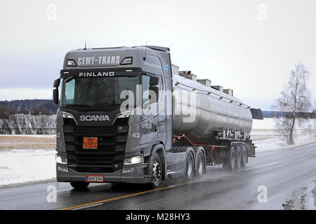 SALO, FINNLAND - Februar 2, 2018: Die nächste Generation Scania S520 semi Tanker Cemt-Trans für ADR-haul bewegt sich entlang der nassen Autobahn im Winter. Die ADR-Code 8. Stockfoto