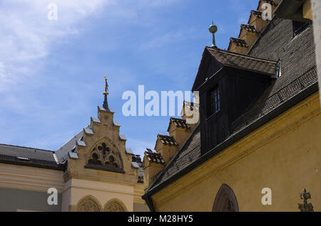 Altes Rathaus und historische Architektur auf dem Rathausplatz (Rathausplatz) in Regensburg, Bayern, Deutschland. Stockfoto