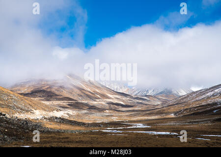Nebel und Cloud decken Mountain Peak Landschaftsansicht am Nullpunkt, blauer Himmel Tageszeit, Sikkim, Indien Stockfoto
