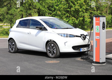 Mariehamn, Finnland - 23. JUNI 2017: Weiße Renault Zoe ZE 40 Elektroauto ist Laden der Batterie an. Stockfoto