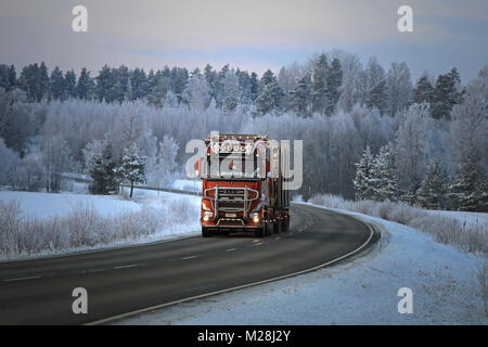 SALO, FINNLAND - Januar 21, 2018: Sisu Polar Euro 6 logging Truck von Br Holmberg Transport hols Protokolle entlang der Landstraße im Winter bei dusktime. Stockfoto