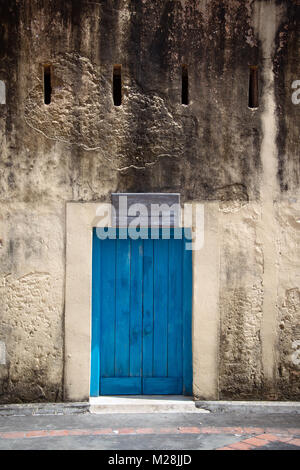 Alte blaue Tür geschlossen, Prison Island, Sansibar Stockfoto