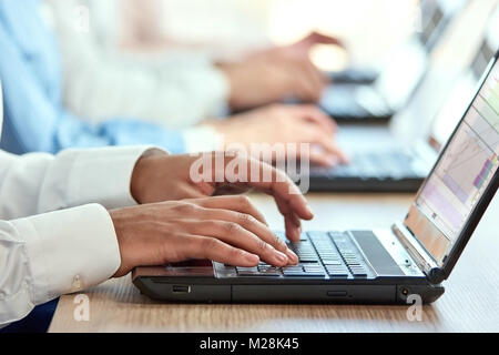 Die Hände des Schwarzen Mann mit der Eingabe auf dem Laptop. Braun männlichen Händen Tasten auf Laptops. Stockfoto