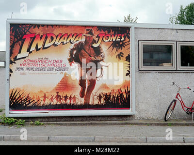 Reklametafeln mit Deutschen Plakat zum Film "Indiana Jones und das Königreich des Kristallschädels". Ludwigshafen, Deutschland, 2008 Stockfoto