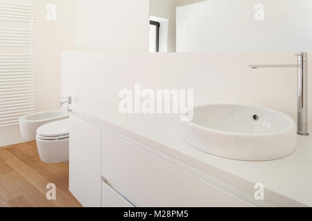 Schönes, modernes Loft, weiße Badezimmer, Waschbecken Stockfoto