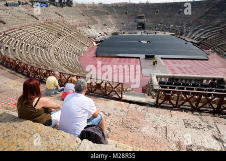 Touristen besuchen die Arena, eine ehemalige römische Amphitheater, der Piazza Bra, Verona, Venetien, Italien Stockfoto