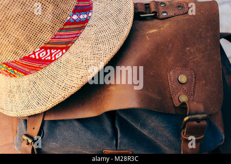 Hut auf dem Vintage Leder Tasche Stockfoto