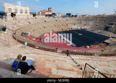 Touristen besuchen die Arena, eine ehemalige römische Amphitheater, der Piazza Bra, Verona, Venetien, Italien Stockfoto