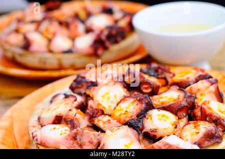 Octopus vorbereitet galizischen Stil, Pulpo a Feira. Stockfoto