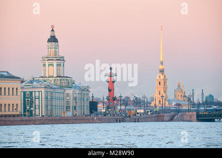 Blick auf die St. Petersburg Bahndamm bei Sonnenuntergang im Winter, eine Stadtlandschaft in Pastellfarben Stockfoto