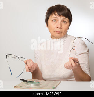 Frau mit zwei Gläsern in der Hand. Schlechte Sicht, ungeeignete Brille Stockfoto