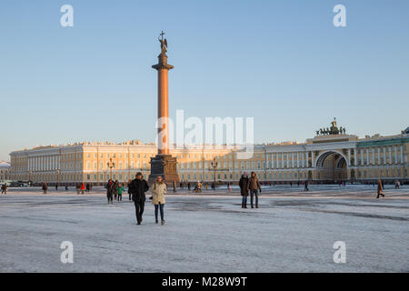 SAINT PETERSBURG, Russland - Januar 31, 2018: Menschen auf dem Schlossplatz Auf dem Hintergrund der Alexandria Spalte und der Bogen des allgemeinen Personals Stockfoto