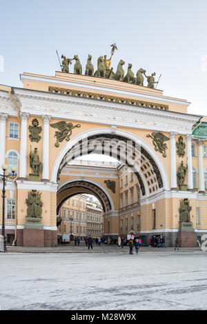 SAINT PETERSBURG, Russland - Januar 31, 2018: Bogen des allgemeinen Personals, durch diesen Bogen Menschen von der Nevsky Prospekt entfernt Klicken Sie auf dem Schlossplatz Stockfoto