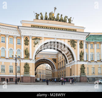 SAINT PETERSBURG, Russland - Januar 31, 2018: Bogen des allgemeinen Personals, durch diesen Bogen Menschen von der Nevsky Prospekt entfernt Klicken Sie auf Schlossplatz Stockfoto