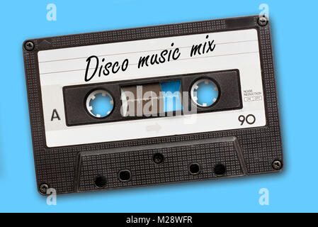 Disco music mix auf vintage Audio Cassette geschrieben, blauer Hintergrund Stockfoto