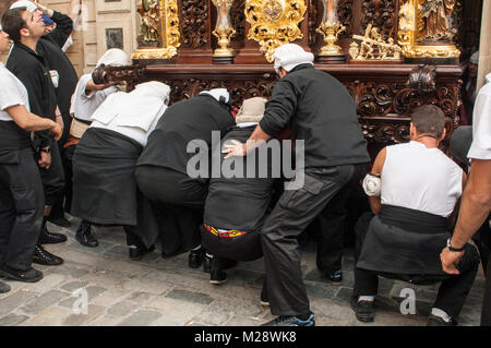 Die Träger der Bruderschaft der "Jesus Despojado "Unterstützung der Schwimmer Christi aus dem Inneren der Kirche zu entfernen.. Stockfoto