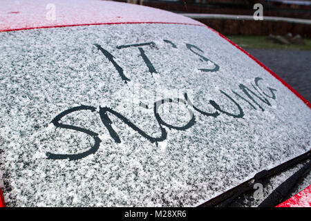 Schneit in Southport, Merseyside. 6. Februar 2018. UK Wetter. Schnee Regen auf Autos während der Rush Hour als Menschen Kopf weg auf sich morgens auf dem Weg zur Arbeit in Southport, Merseyside.. Leichter Schnee und einige breezy Bedingungen werden über den Nordwesten von England den ganzen Morgen mit einigen helleren Zauber später prognostiziert. Credit: cernan Elias/Alamy leben Nachrichten Stockfoto