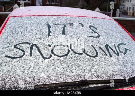 Schneit in Southport, Merseyside. 6. Februar 2018. UK Wetter. Schnee Regen auf Autos während der Rush Hour als Menschen Kopf weg auf sich morgens auf dem Weg zur Arbeit in Southport, Merseyside.. Leichter Schnee und einige breezy Bedingungen werden über den Nordwesten von England den ganzen Morgen mit einigen helleren Zauber später prognostiziert. Credit: cernan Elias/Alamy leben Nachrichten Stockfoto