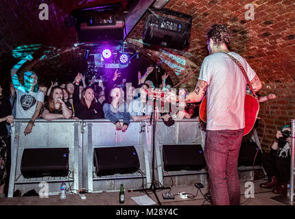 Liverpool, Merseyside, UK. 18 Okt, 2017. Uk Singer Songwriter Frank Turner führt eine intime Show in Liverpool E.B.G.B.S Verein zur Unterstützung der Unabhängigen Veranstaltungsort Woche Credit: Andy von Pip/ZUMA Draht/Alamy leben Nachrichten Stockfoto